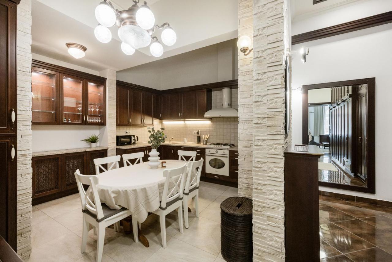 Luxe, Historic Near Downtown Landmarks 19th Century Apartamento Budapest