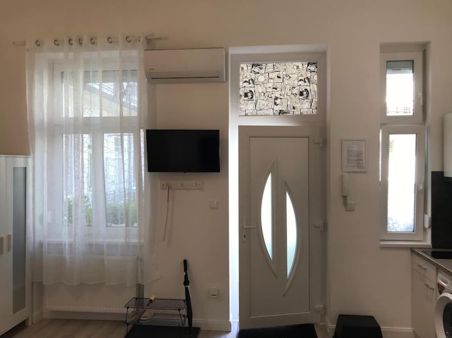 Park Oasis: Modern Near Szechenyi Bath Apartment
