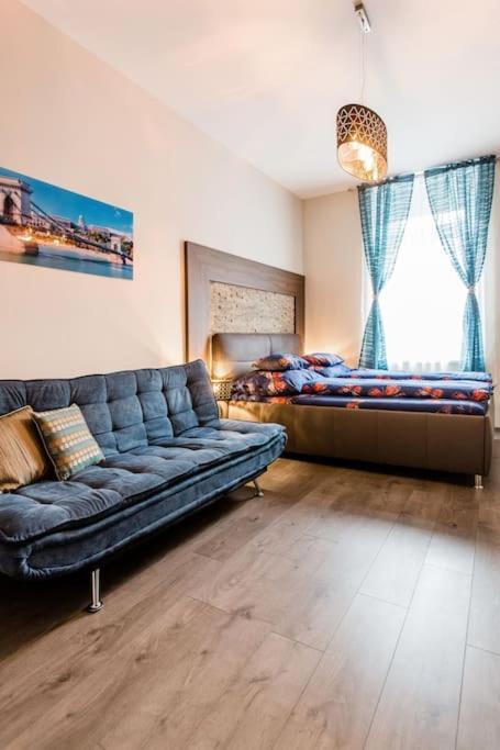 Blue And Silver Park Apartman