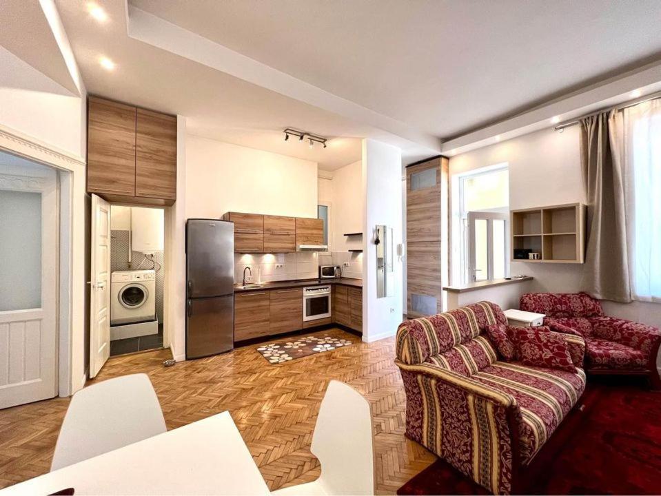 Roland Downtown - Pope Subway Apartment