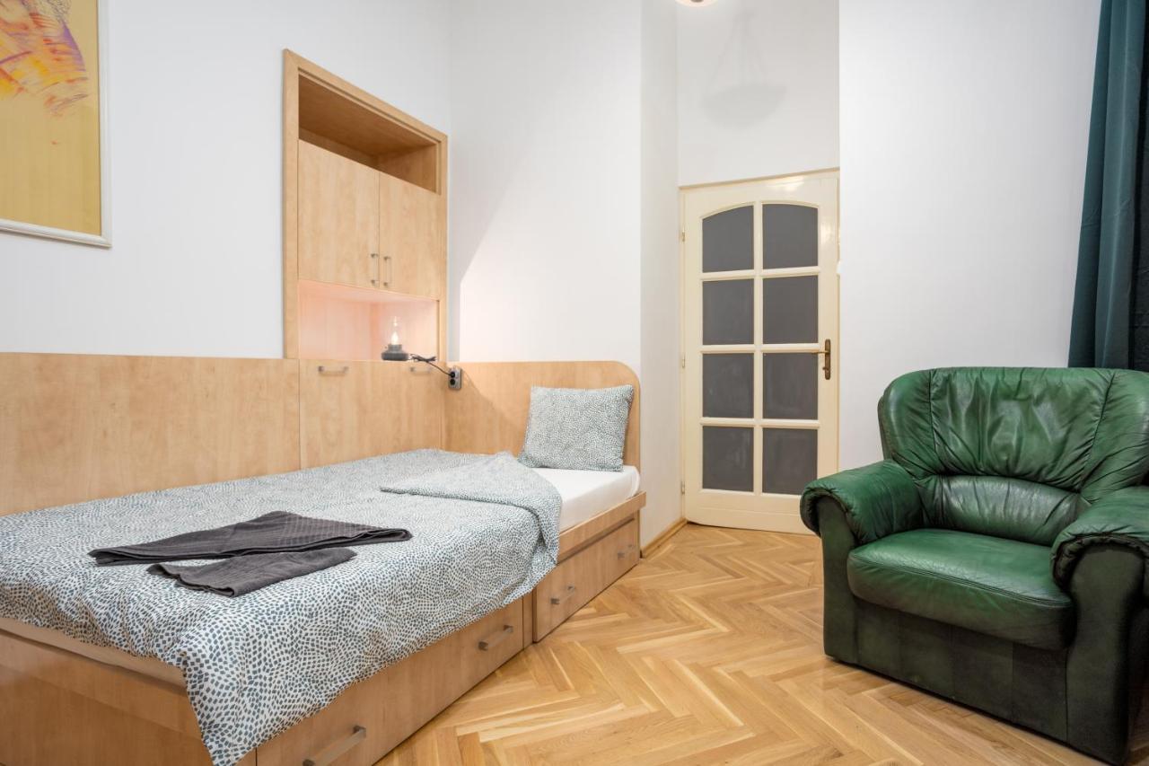 Emerald At Apartament *