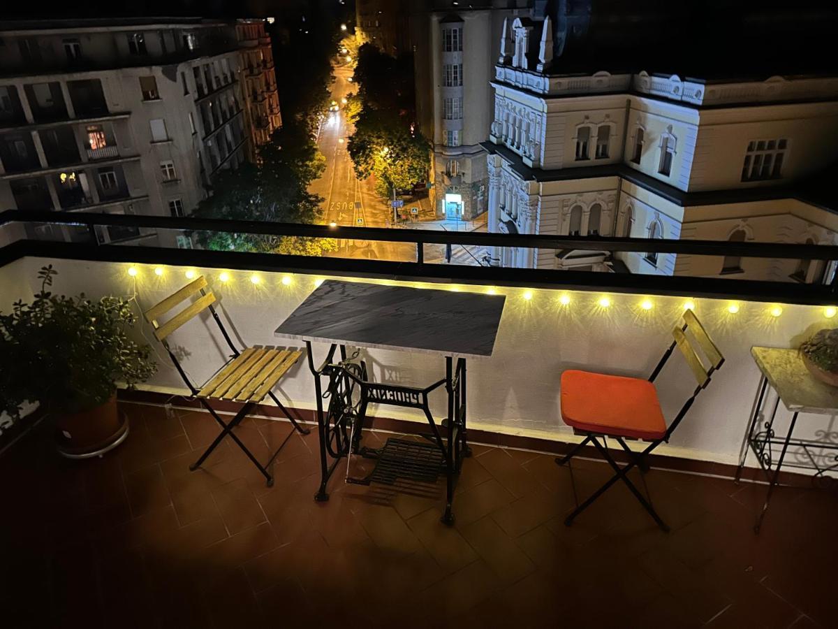 Bright & Spacious In Buda Apartment