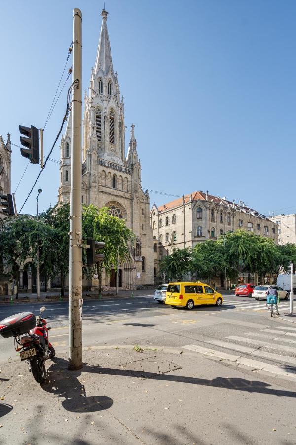Iris Indigo * Budapest