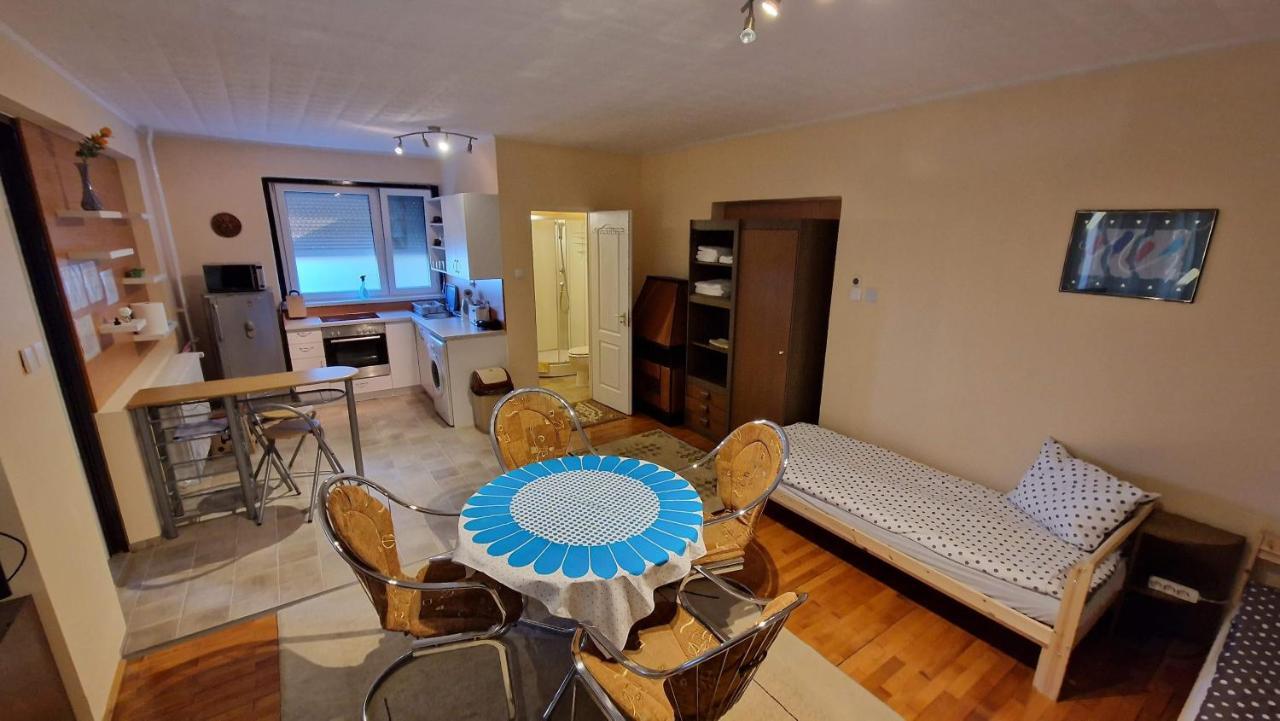 Friendly In The Suburb. Apartment *