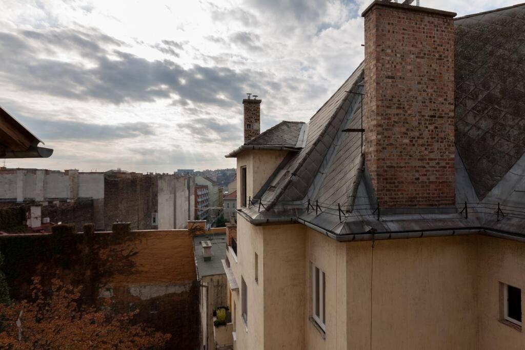 District 5 Studio Near Universities With Ac+view *