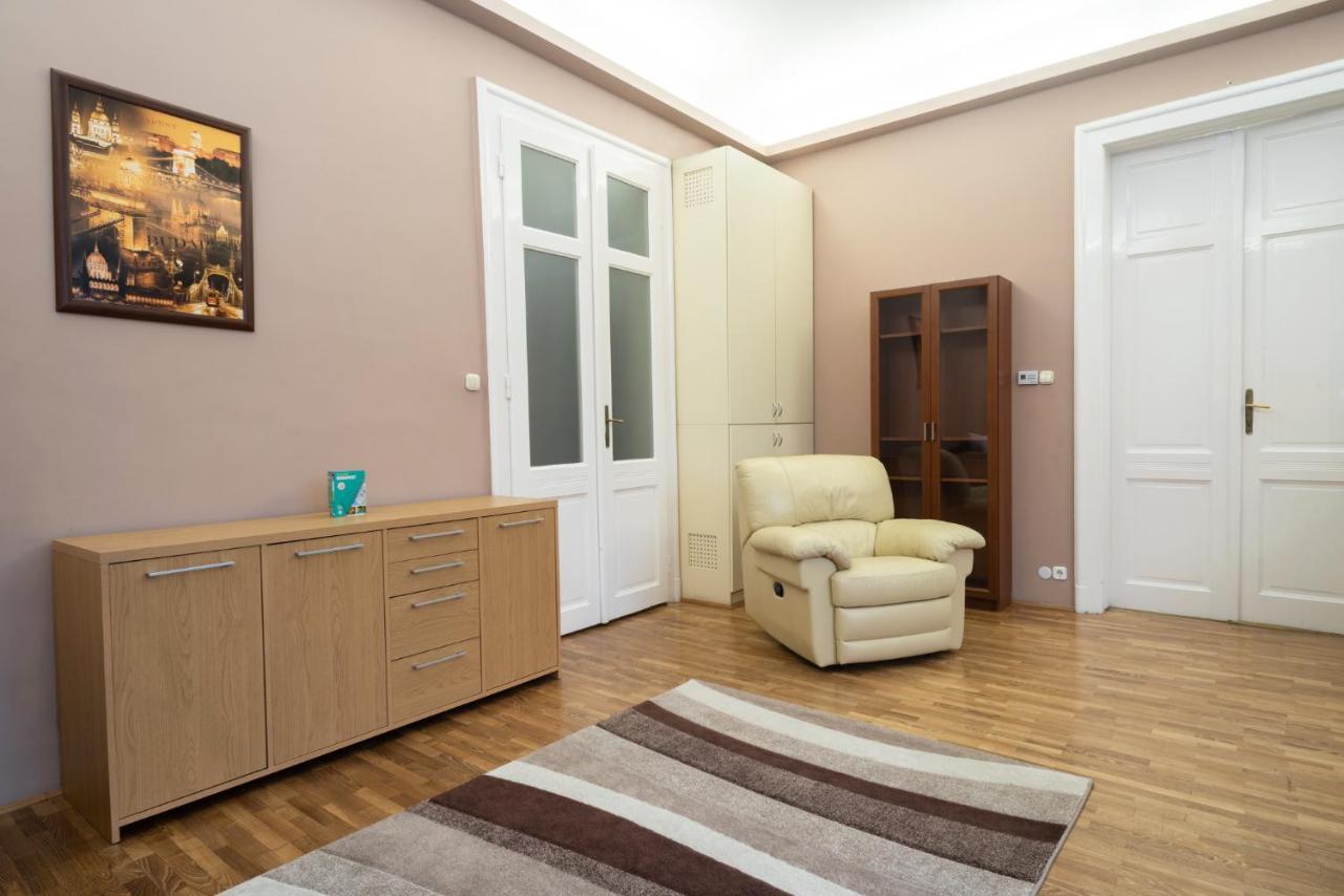 Kiraly With Free Parking And Ac Appartamento *