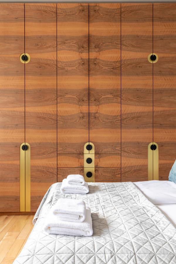 Bauhaus Luxury 2-bedroom In The Absolute Center *