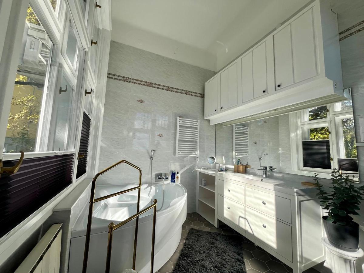 Hillside Luxury With Free Garage *