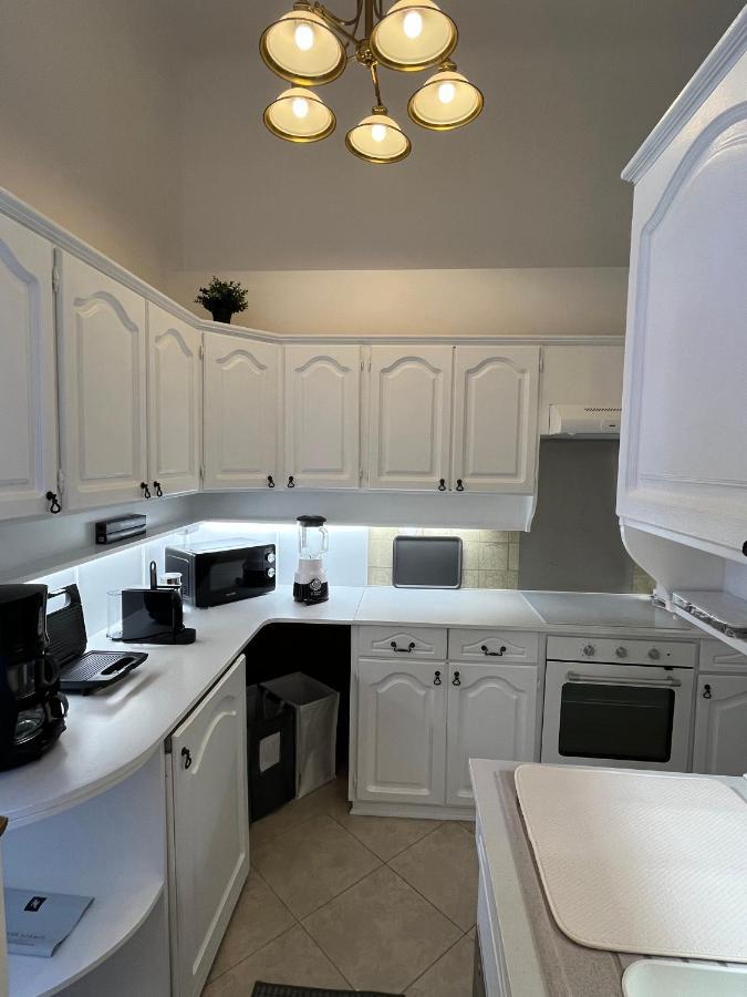 Hillside Luxury With Free Garage Apartment