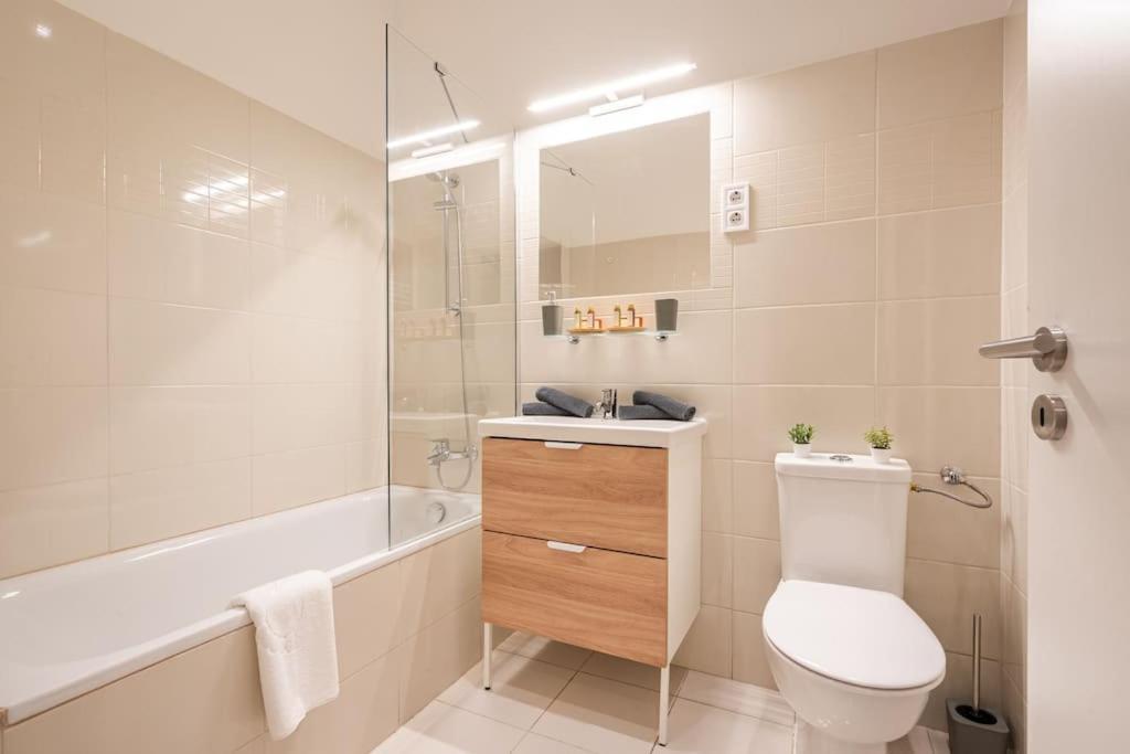 Warm Elegance Retreat : 75 M2 Comfort Near New York Cafe Boedapest
