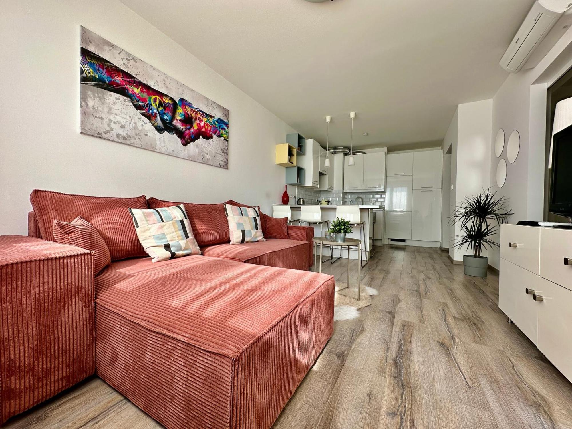 Break - Private Garage, Ac, Balcony *