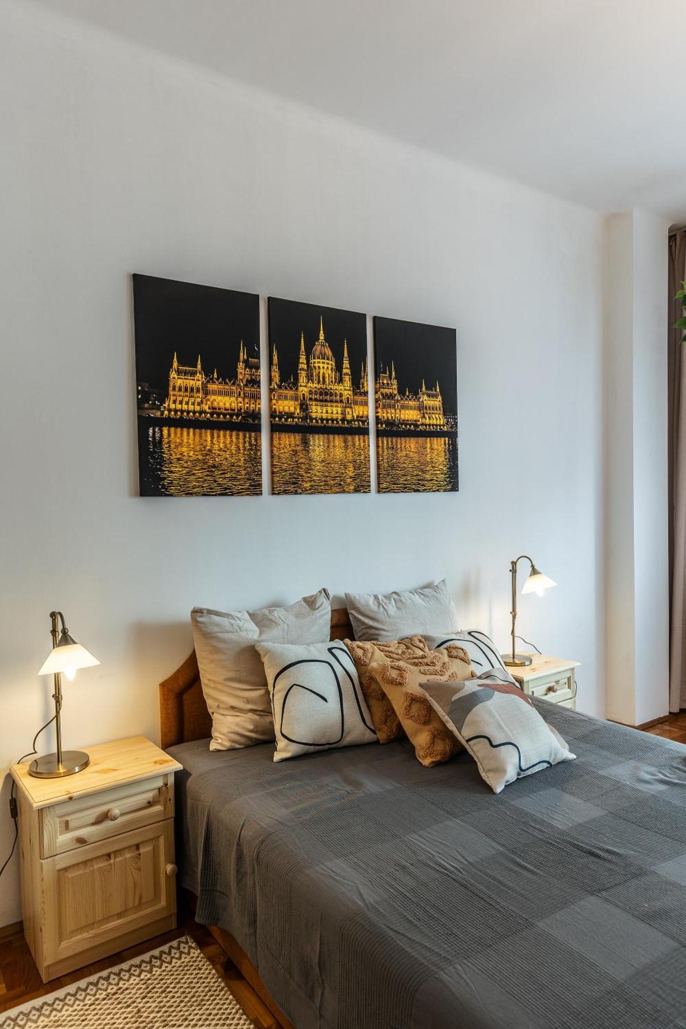 Bright & Spacious Riverside With Balcony Lägenhet *