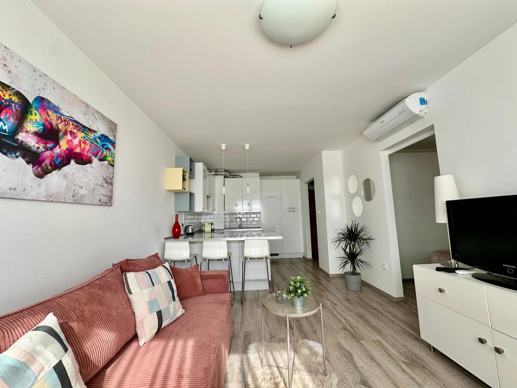Break - Private Garage, Ac, Balcony *