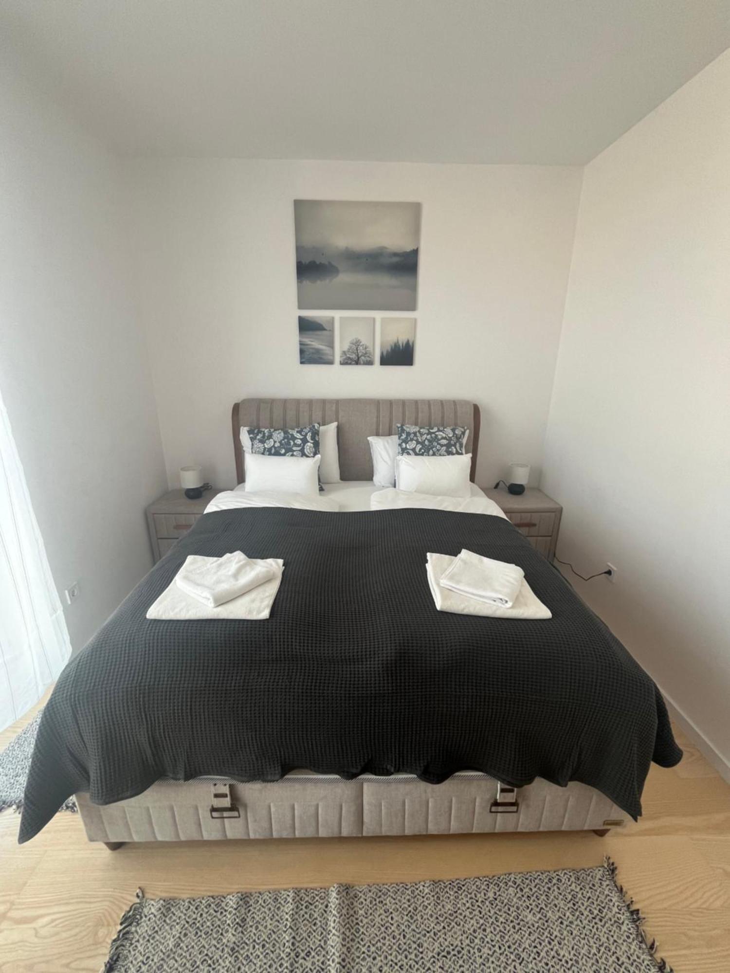 Waterfront By Urbanrent Apartman