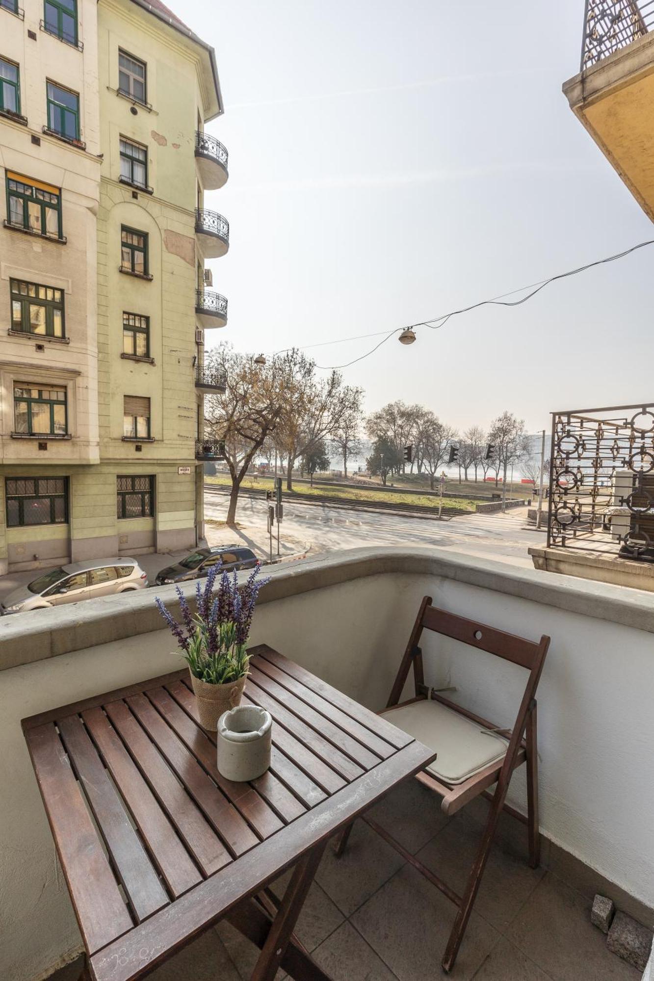 Bright & Spacious Riverside With Balcony Lägenhet Budapest