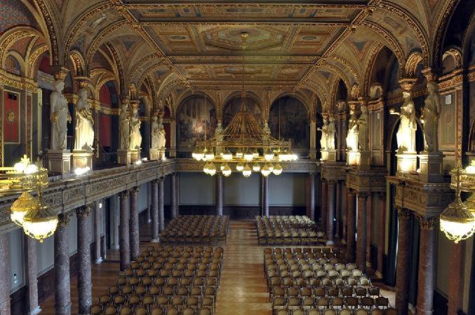 Gold * Budapest