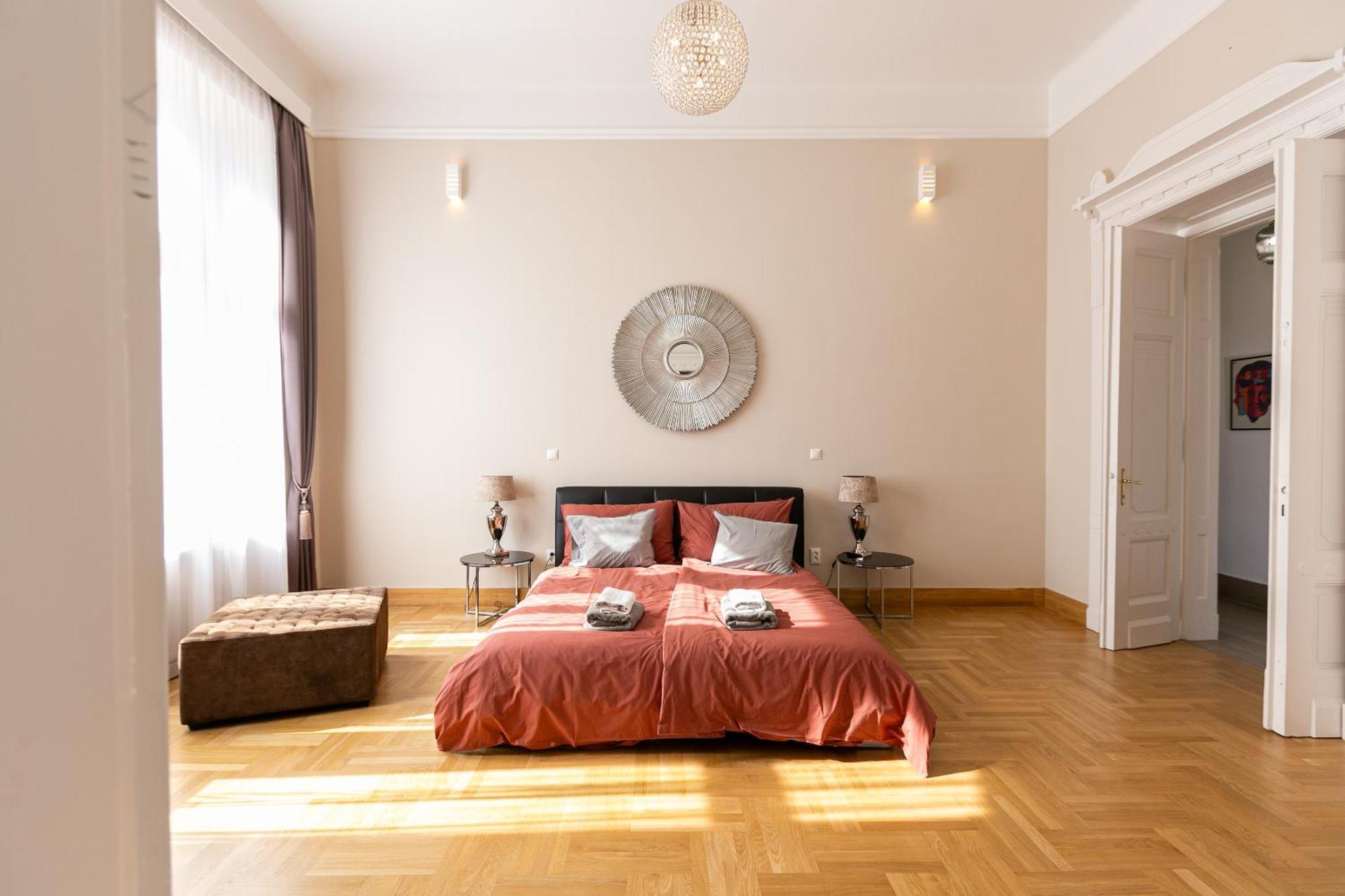 Bakats Ter With Balcony Overlooking Church Square Apartmán *