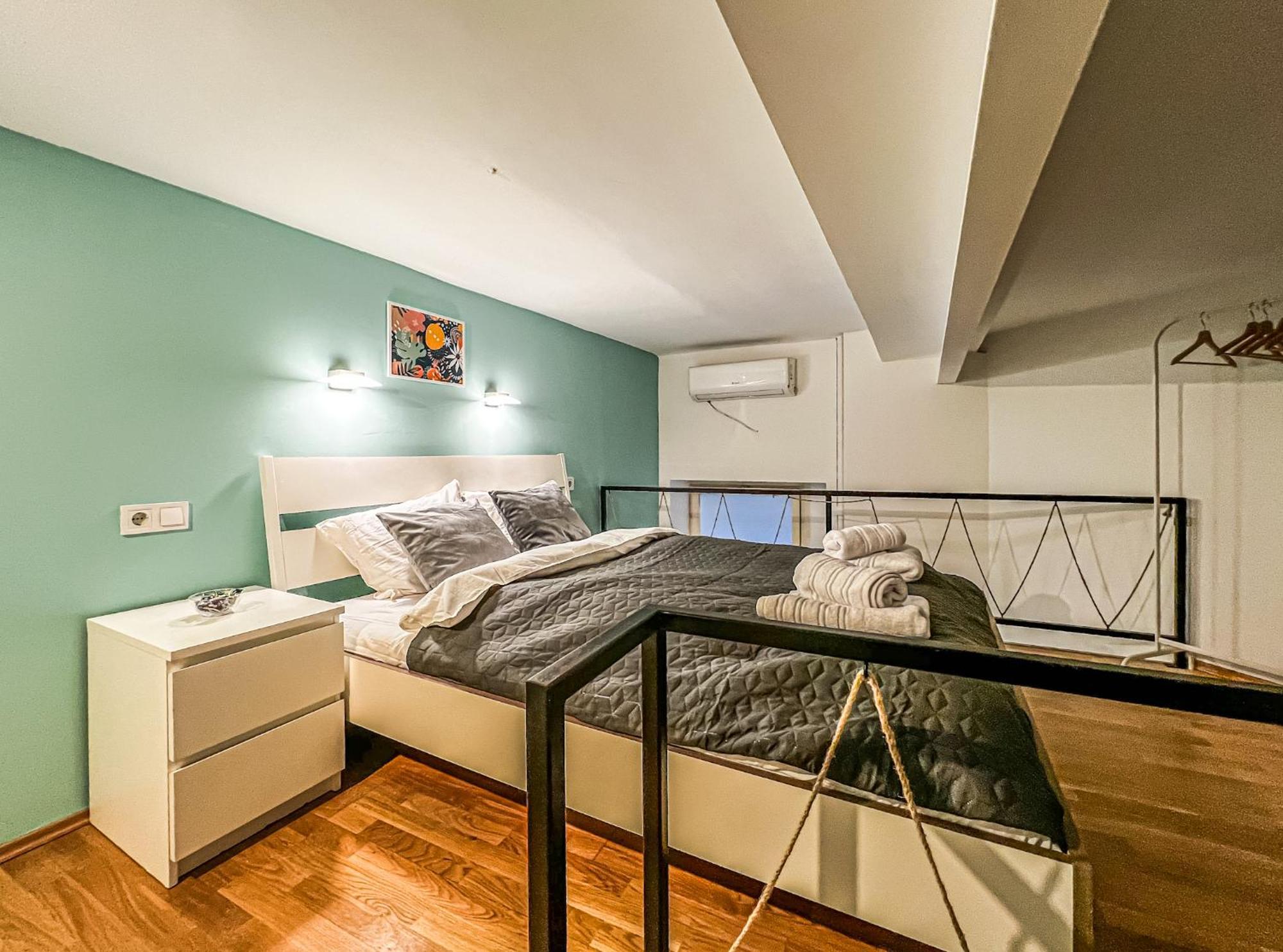 Global Living - Dazzling Dob Dwelling * Budapest