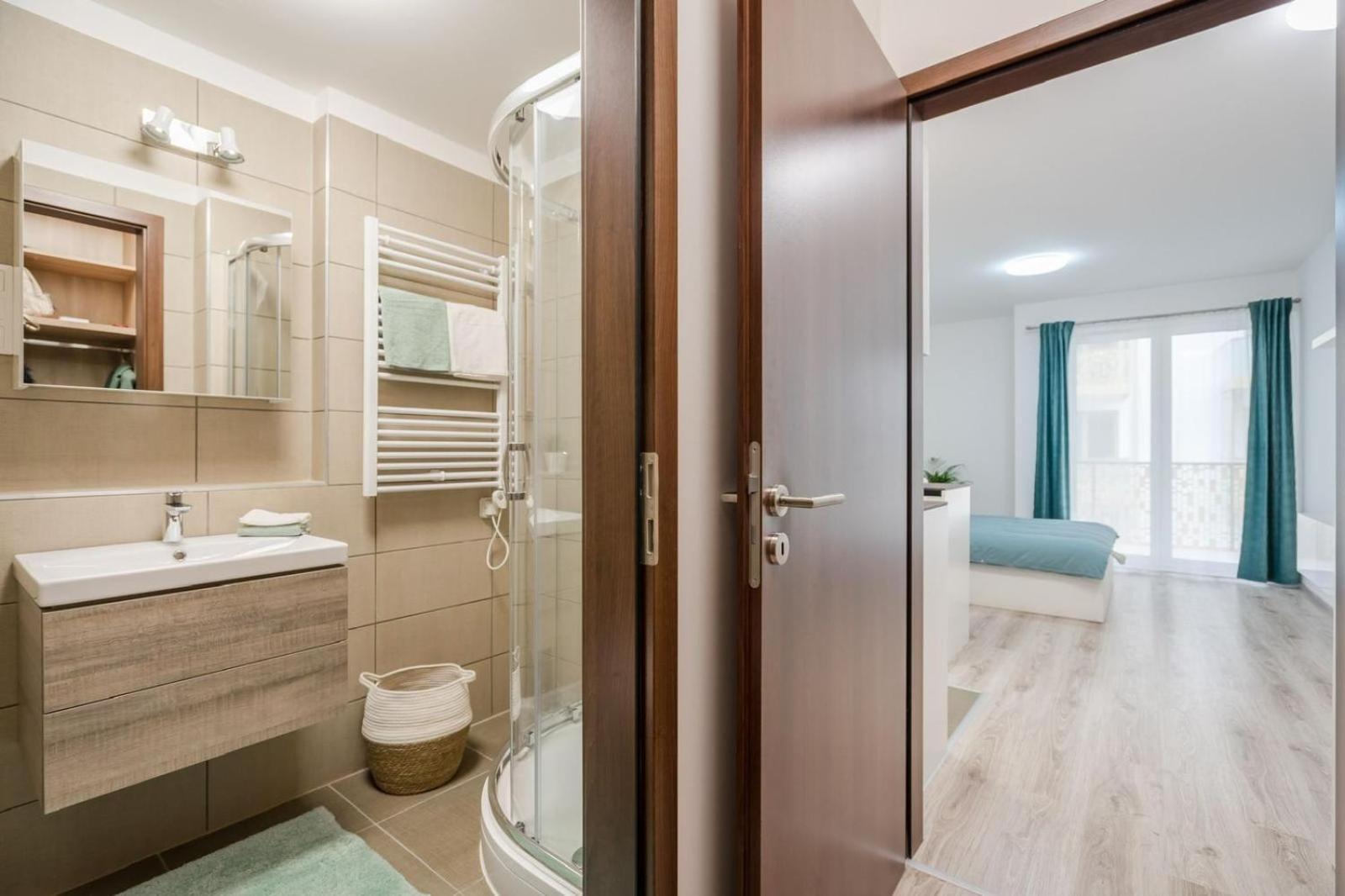 Comfort Court - Free Parking, Balcony *