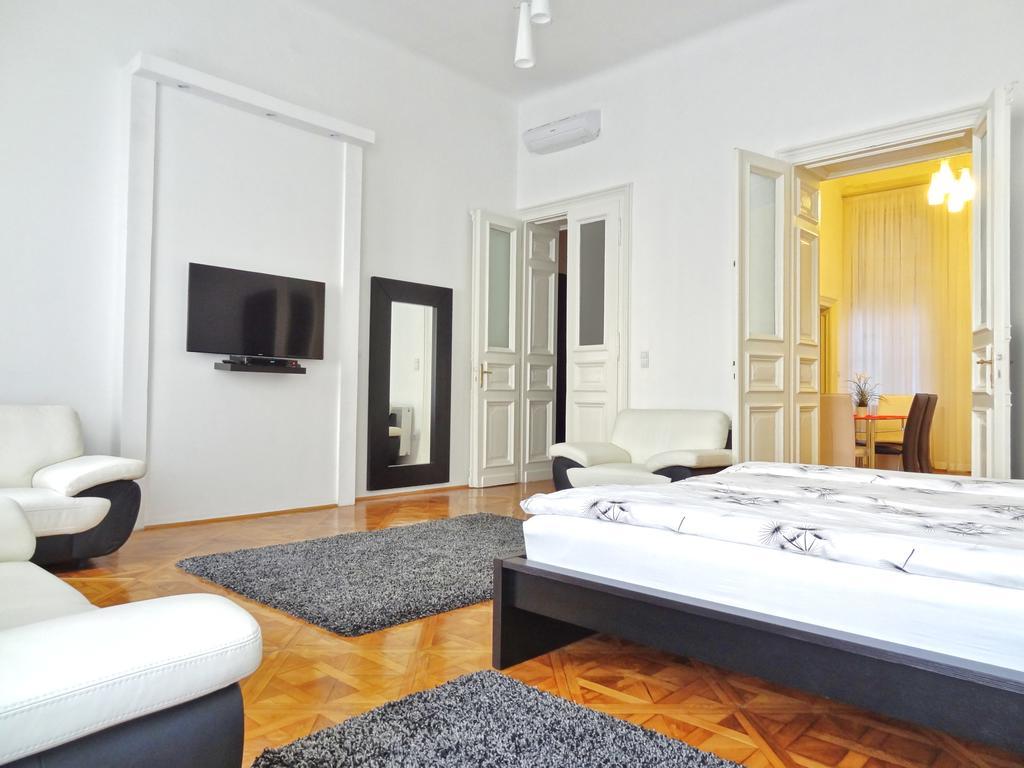 Erzsebet Boulevard Apartment *