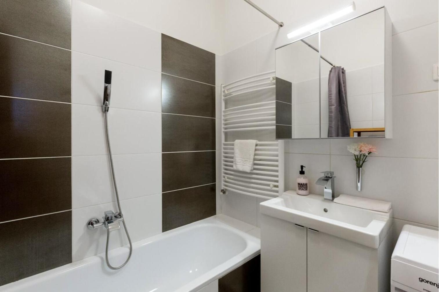 Apartamento Kazinczy 3 Jewish Hq Bedroom + Living With Balcony *