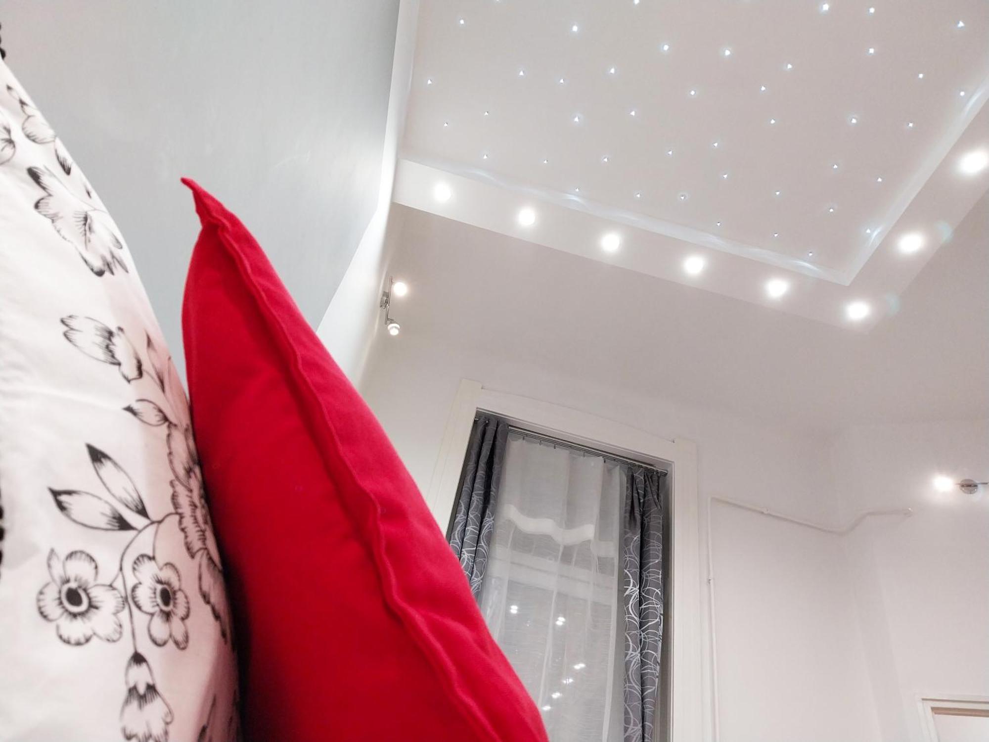 King Bed & Cozy Lighting, Free Wifi In Apartamento Budapest