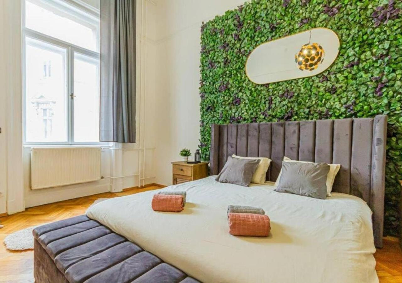 Luxury By The Famous Vaci Street Budapest