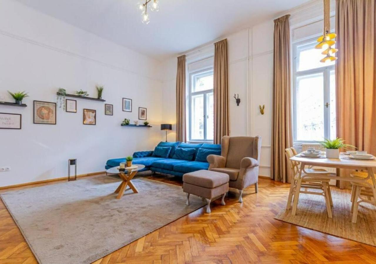Luxury By The Famous Vaci Street *