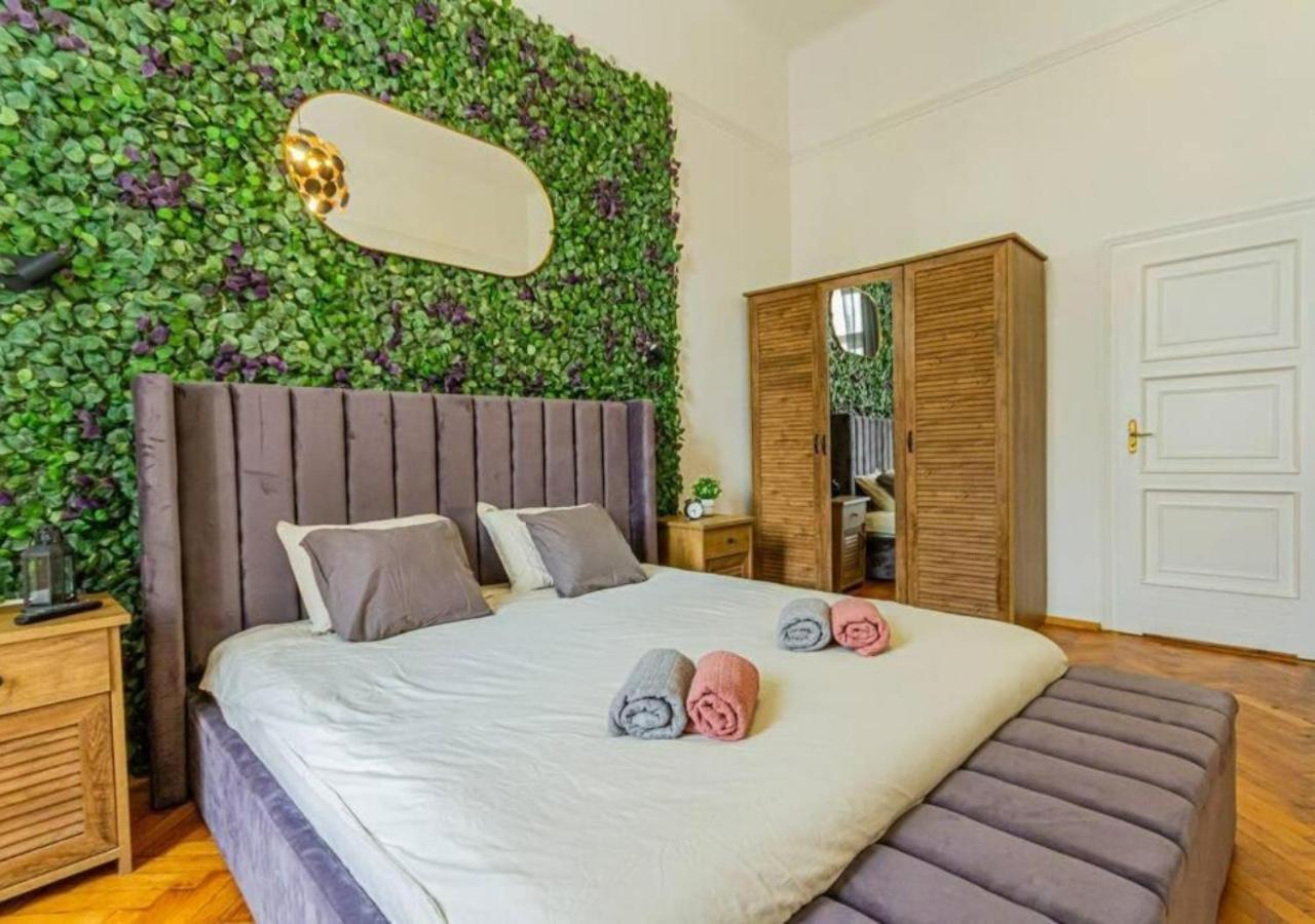 Luxury By The Famous Vaci Street *