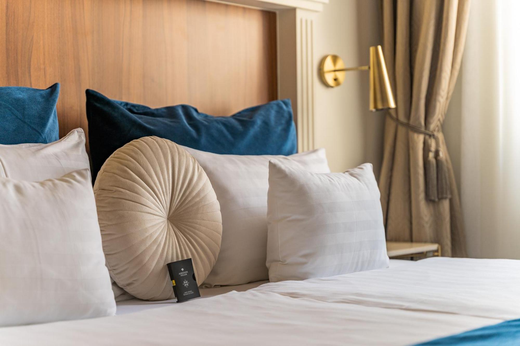Hotel Queen's Court & 5*