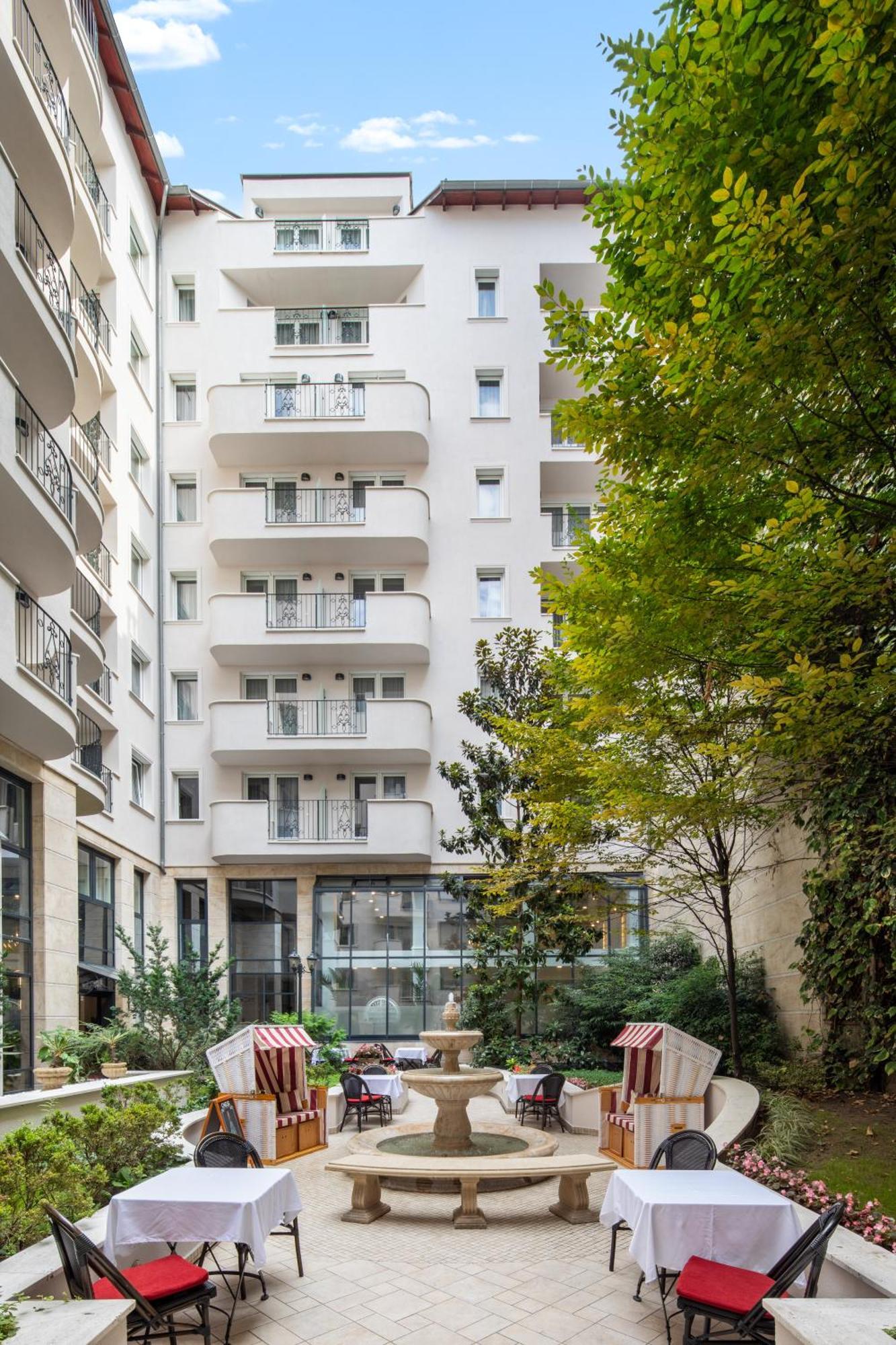 Queen's Court & Hotel 5*