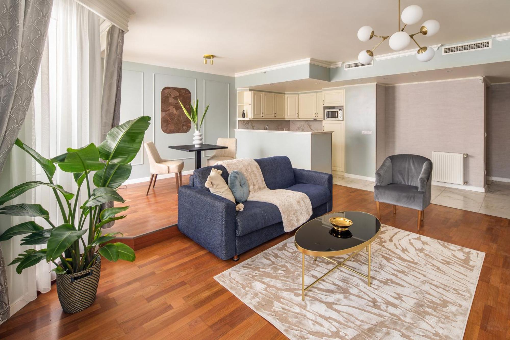 Hotel Queen's Court & 5*