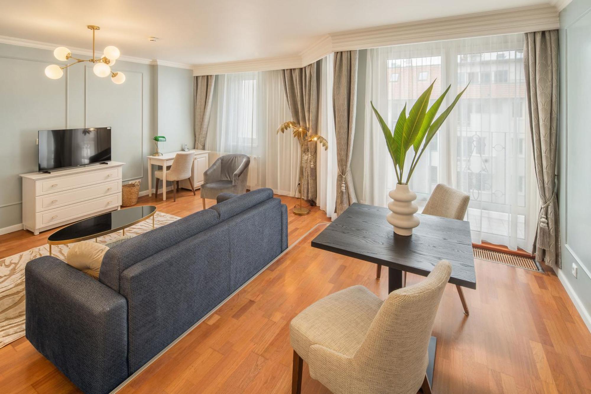 Queen's Court & 5*