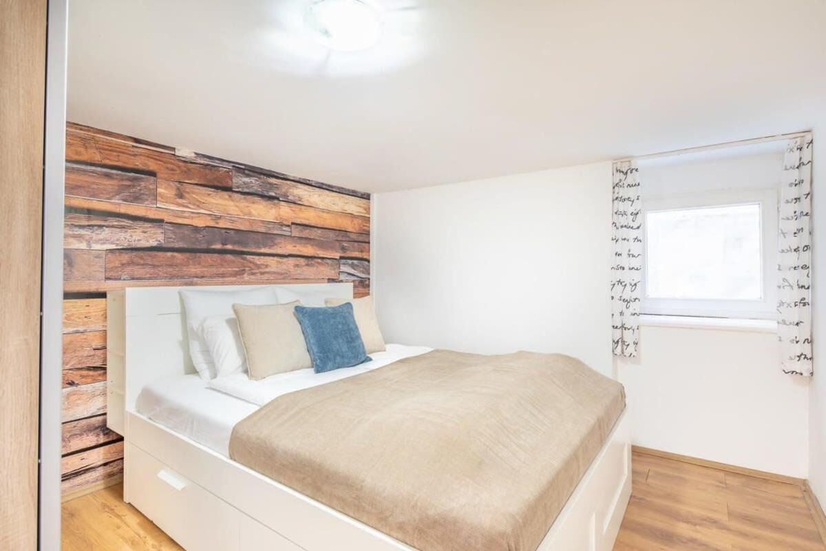 Trendy Downtown Hideaway *