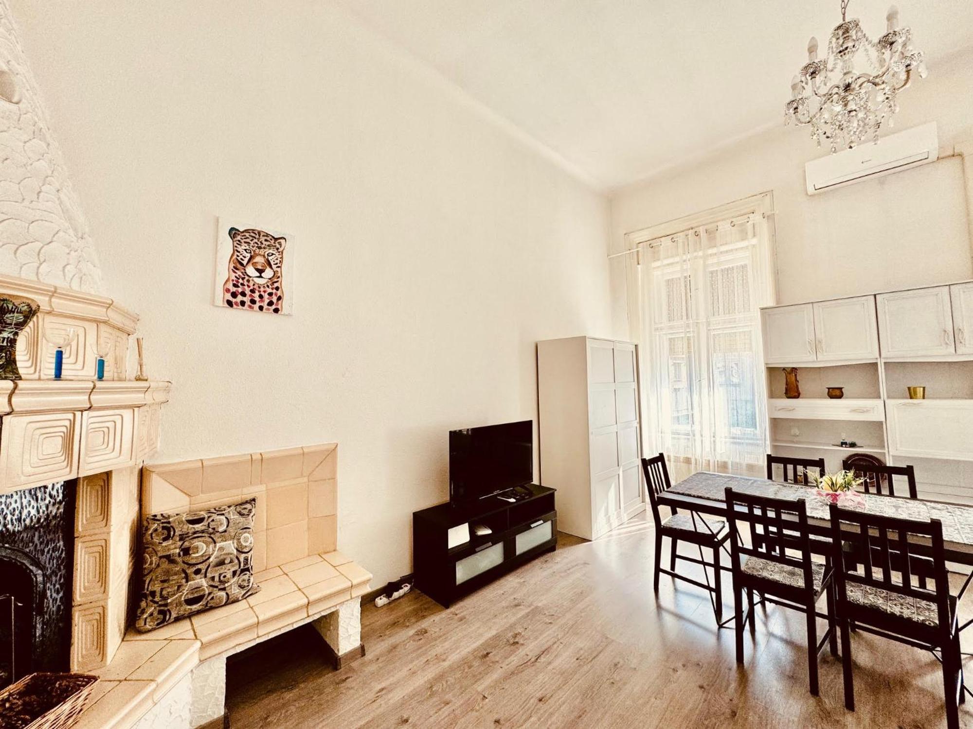 Apartamento Oktogon Spacious Ac Balcony