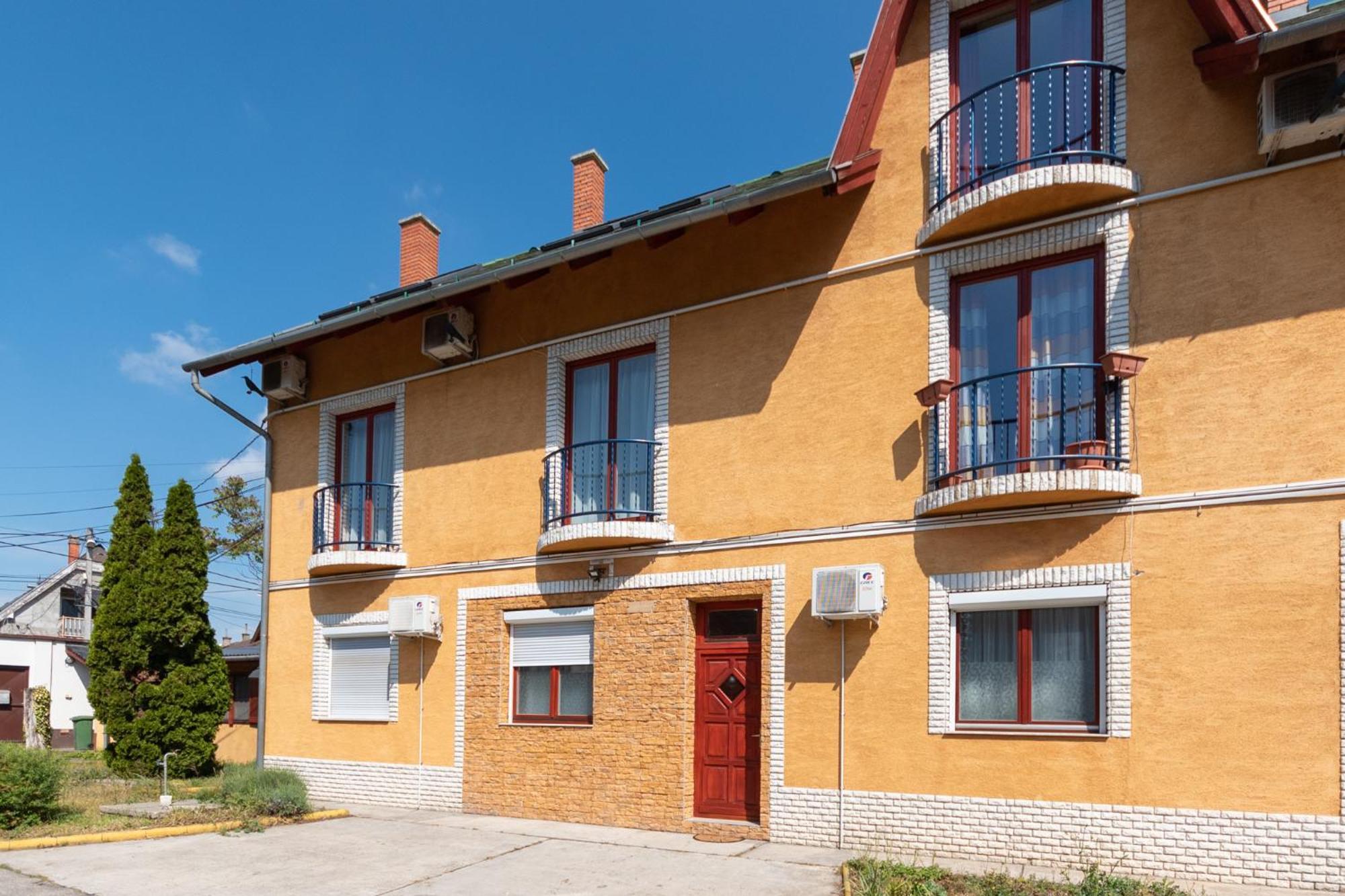 R Budapest