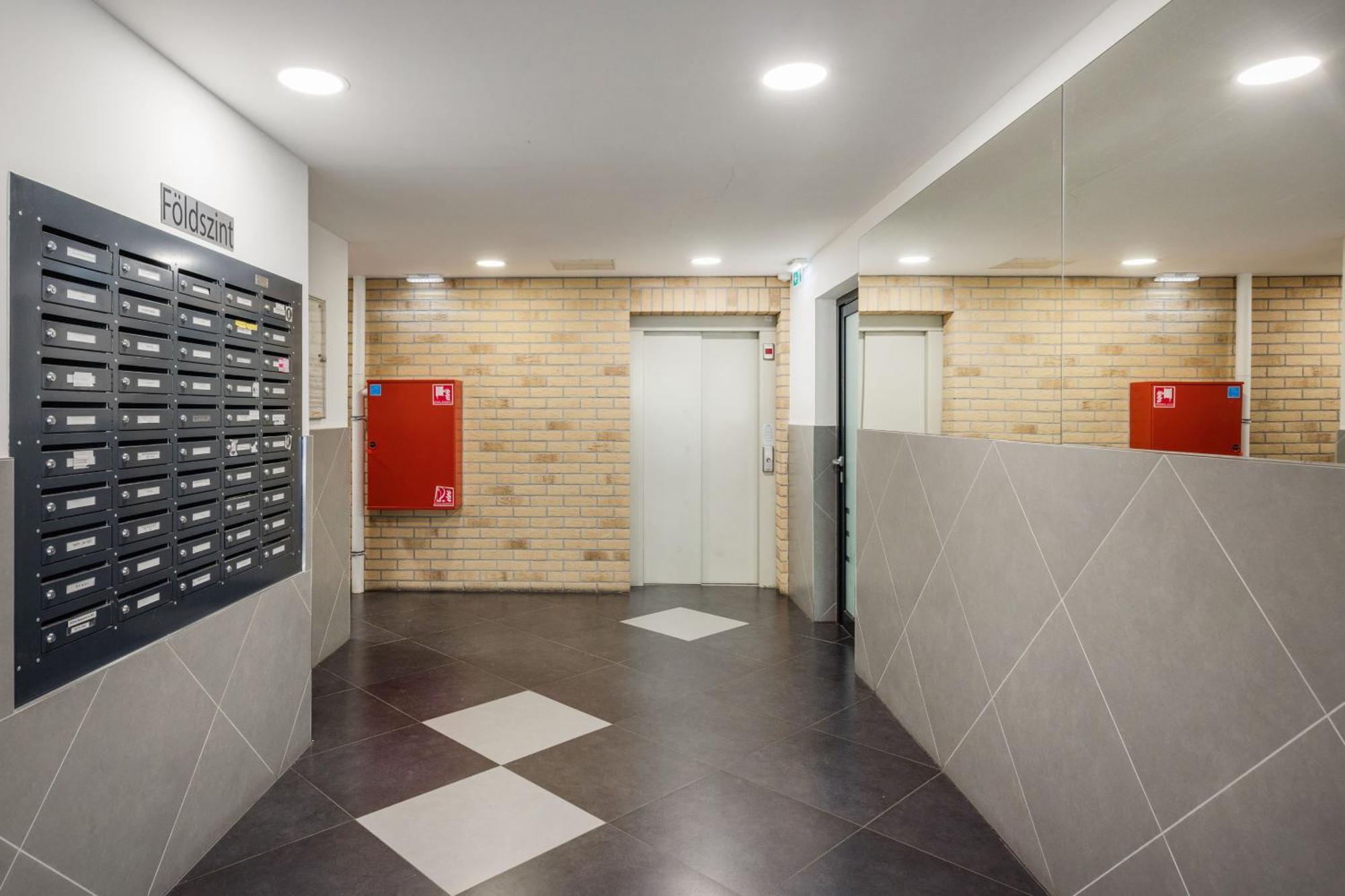 Bright Floor With Parking Lejlighed