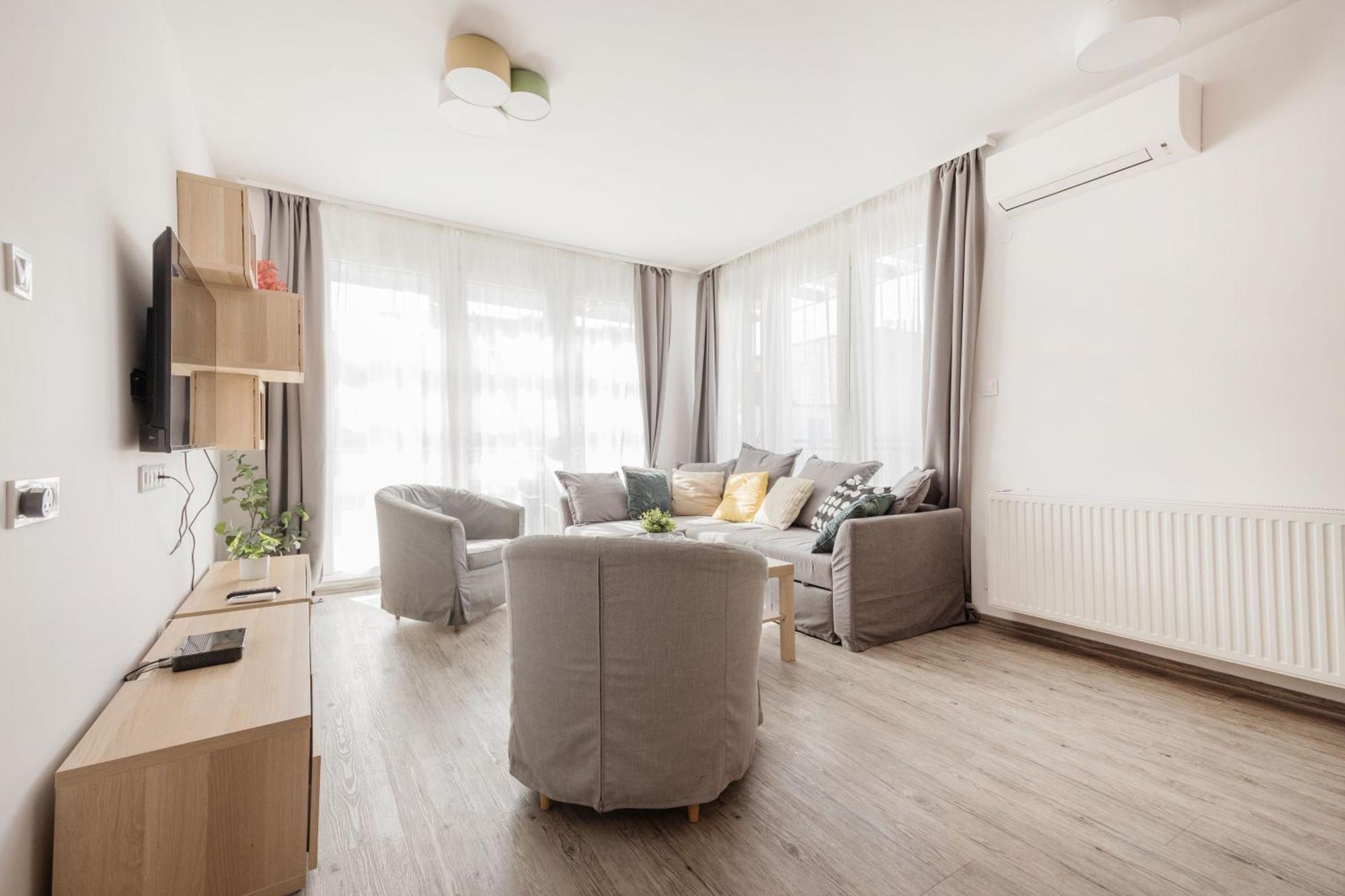 Bright Floor With Parking Lejlighed