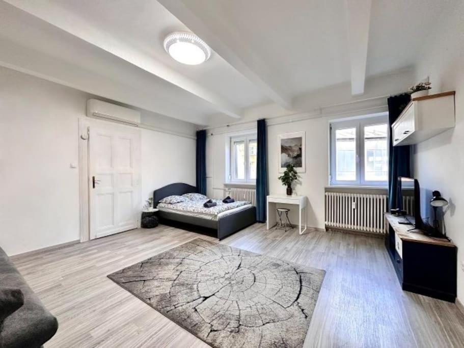 Synagogue 8ppl 2br 2bth *