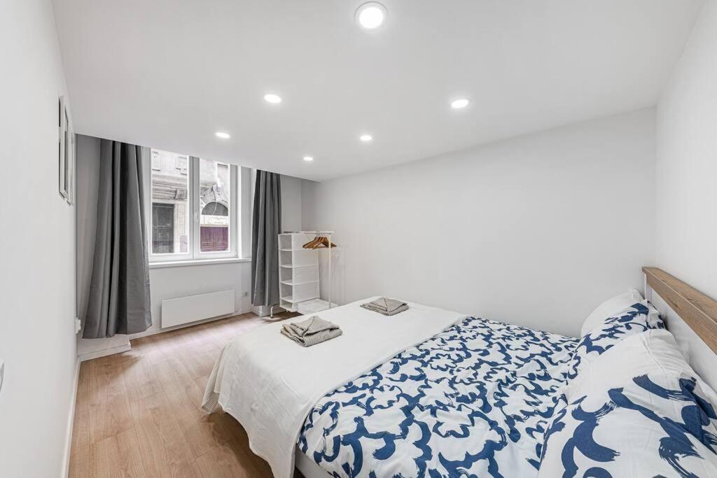 2 Bedroom Large Kitchen Flat On M1 Metro Apartamento *