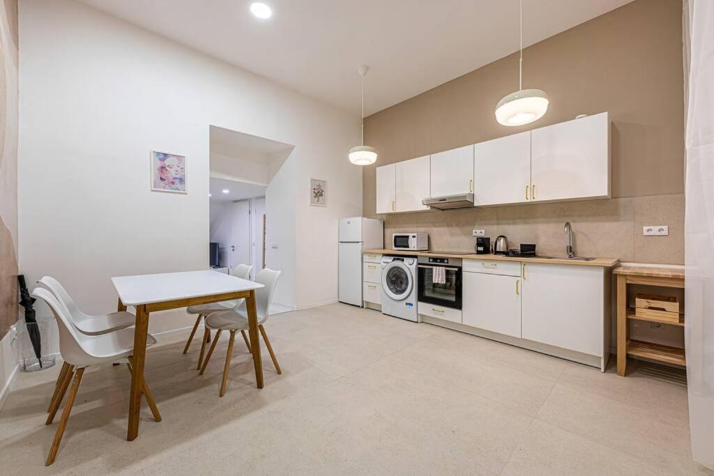 2 Bedroom Large Kitchen Flat On M1 Metro Apartamento Budapest