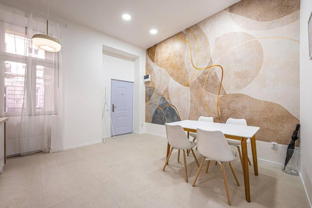 2 Bedroom Large Kitchen Flat On M1 Metro Apartamento *