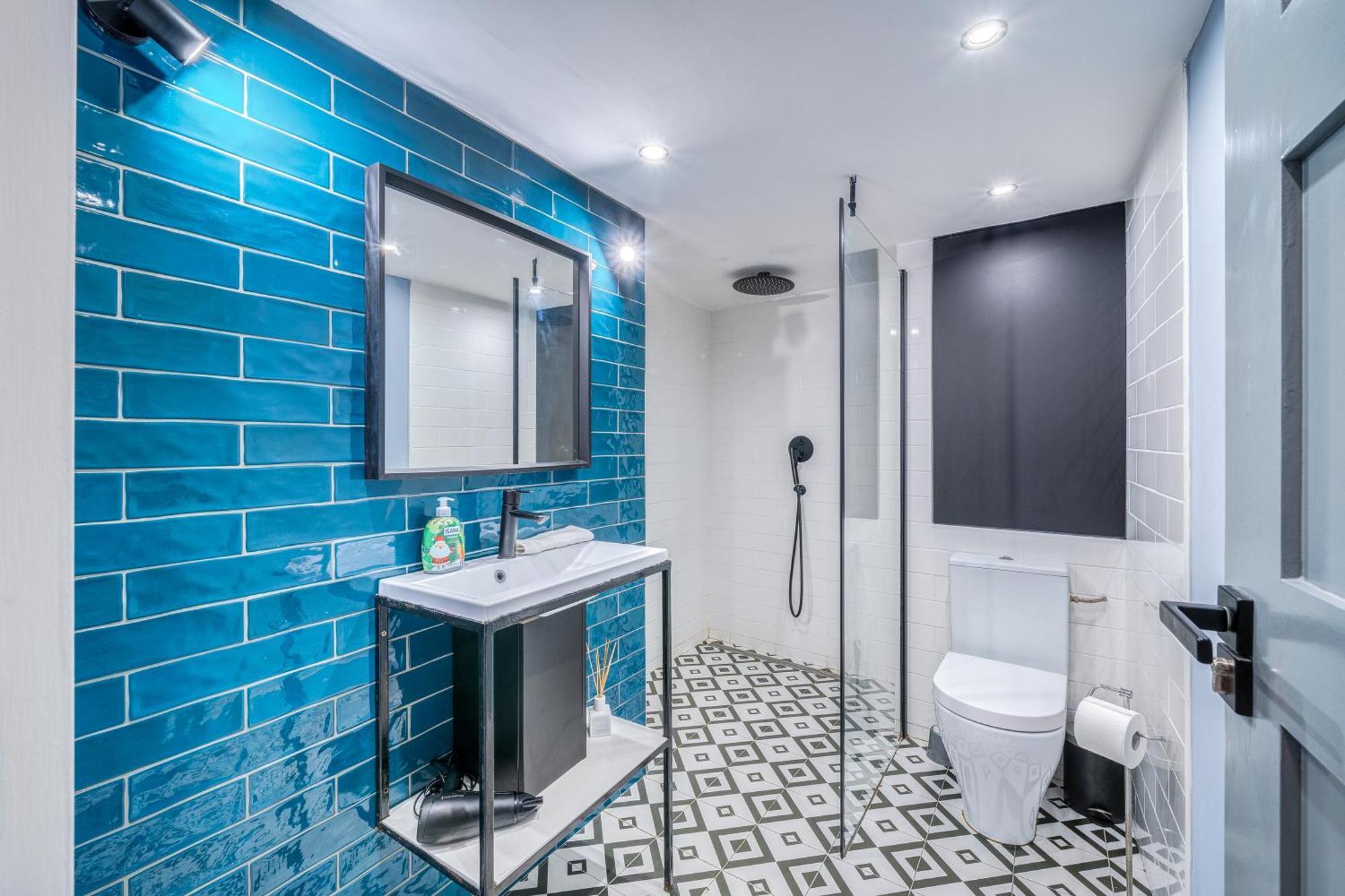 Azure Oasis In The Heart Of The * Budapeszt