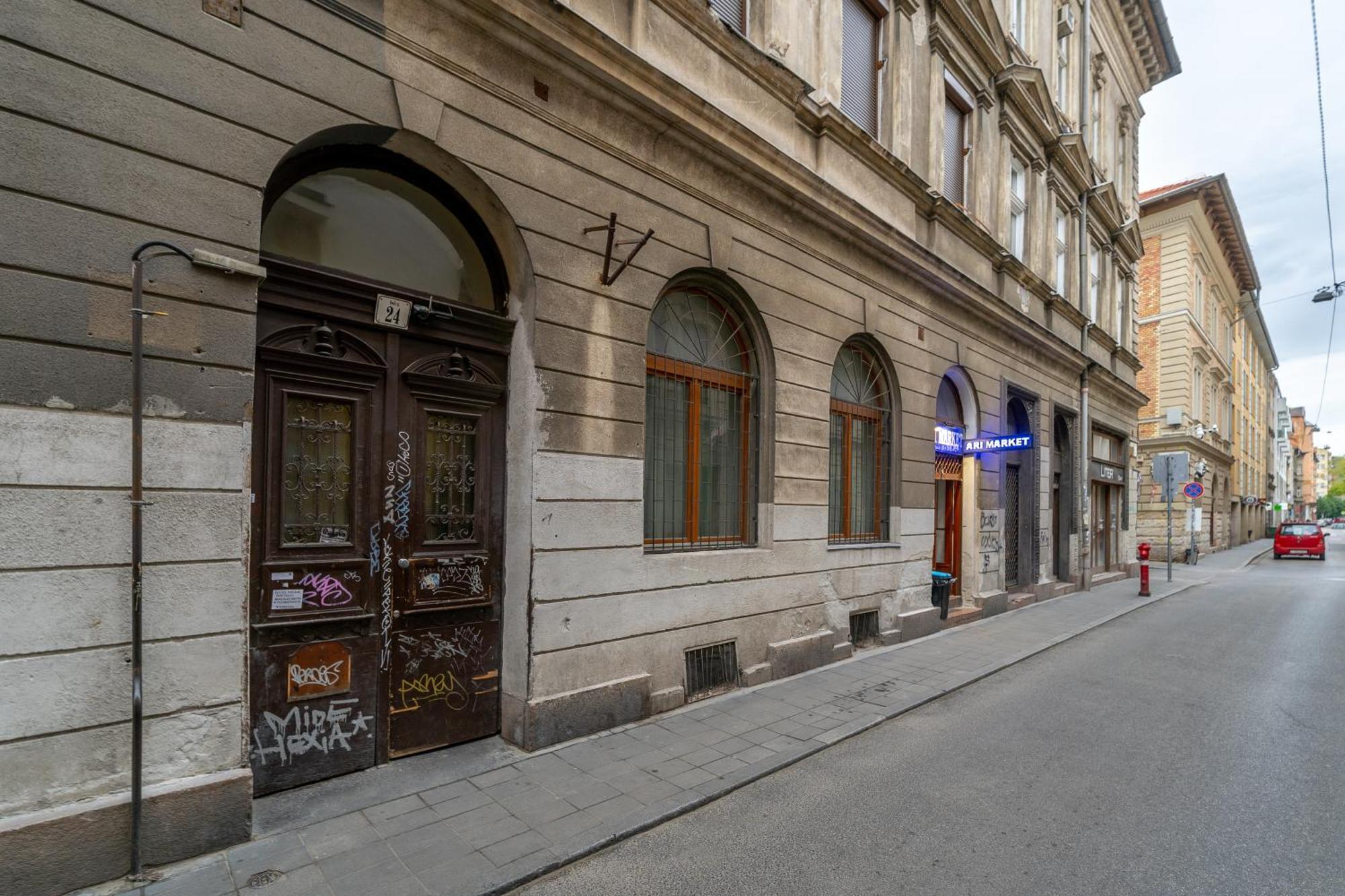 Azure Oasis In The Heart Of The Budapeszt