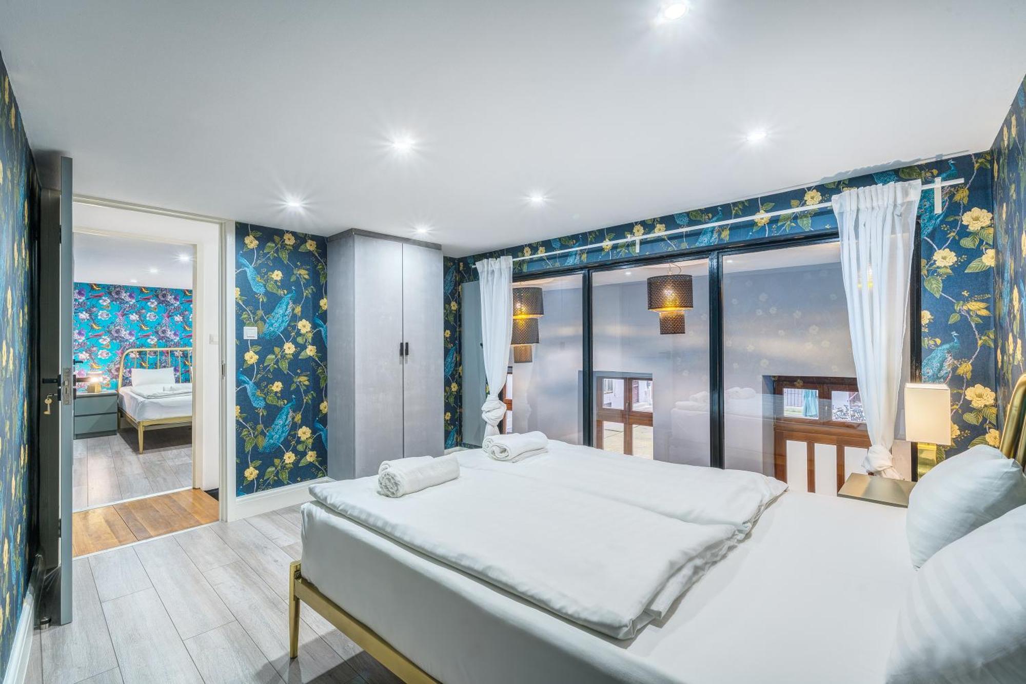 Azure Oasis In The Heart Of The Budapeszt