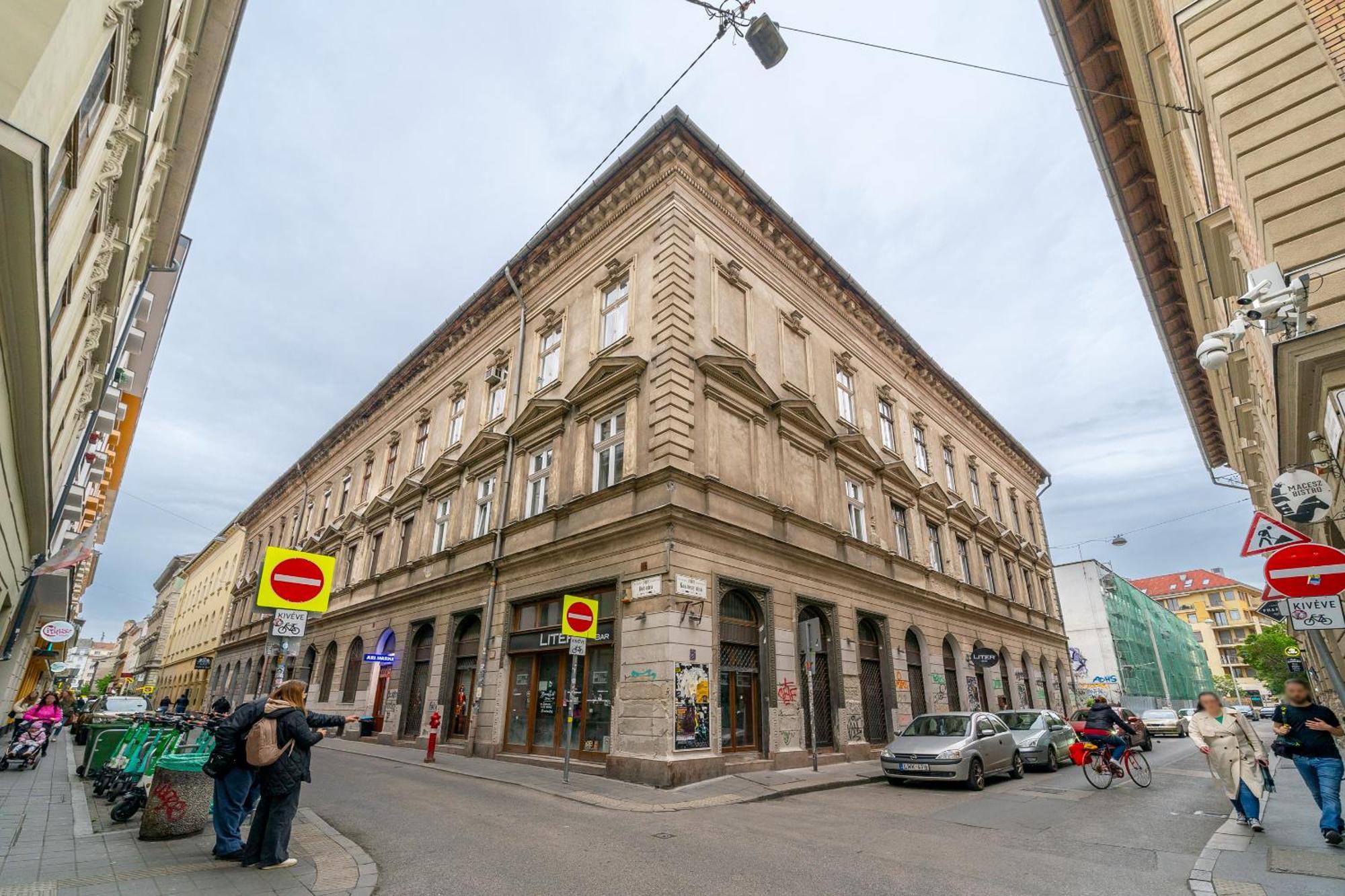 Azure Oasis In The Heart Of The Budapeszt