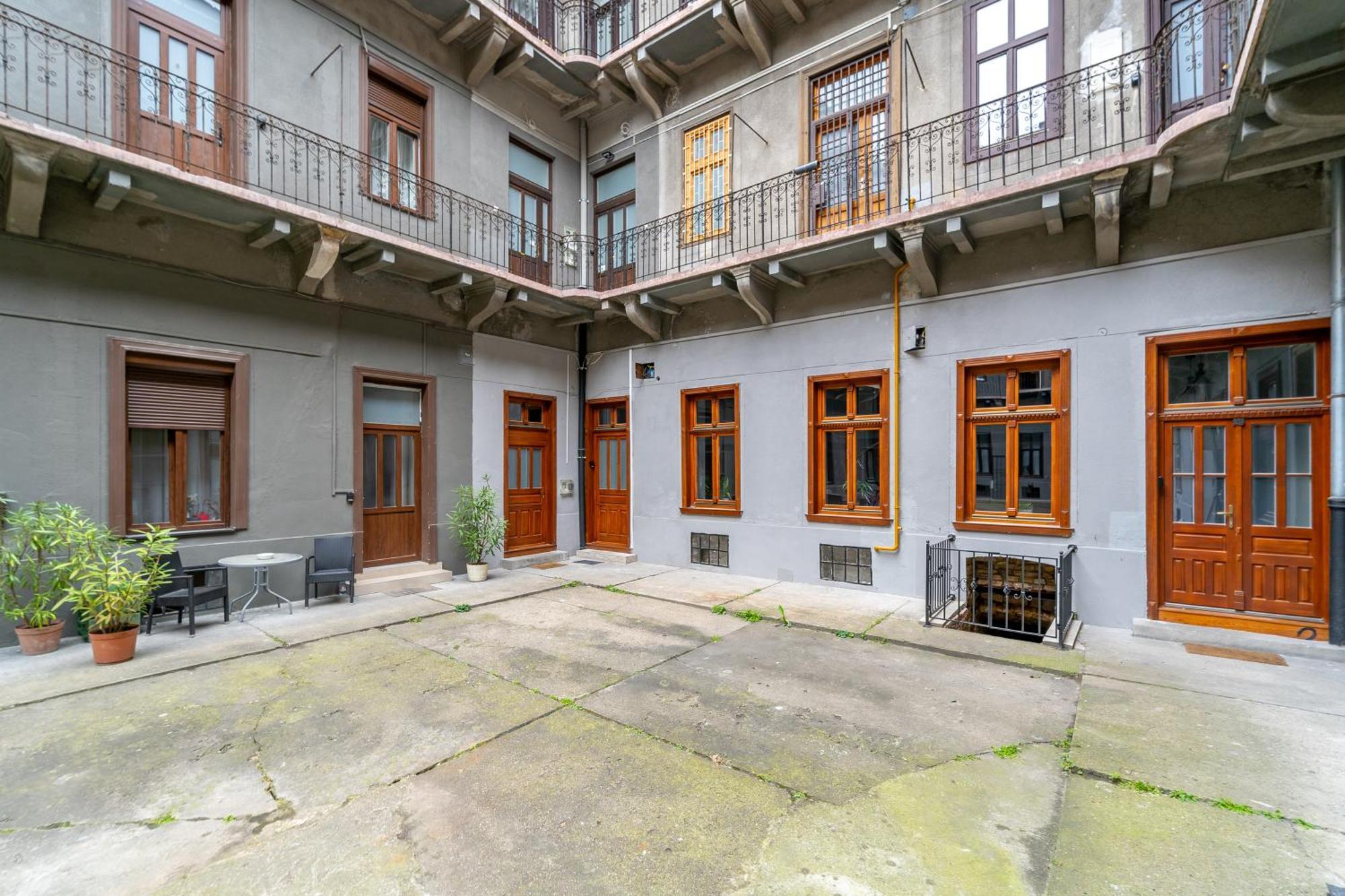 Azure Oasis In The Heart Of The Budapeszt