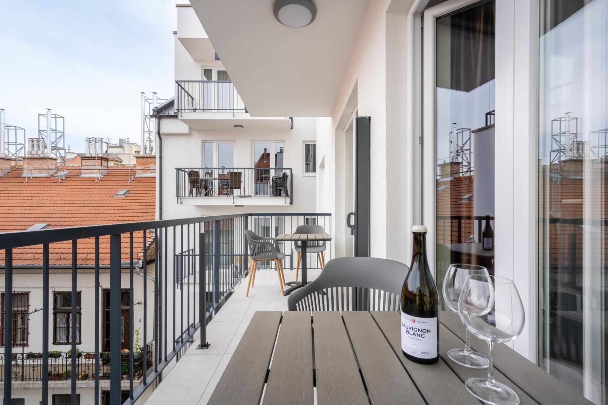 The Rose Garden Pot- Parking Apartment