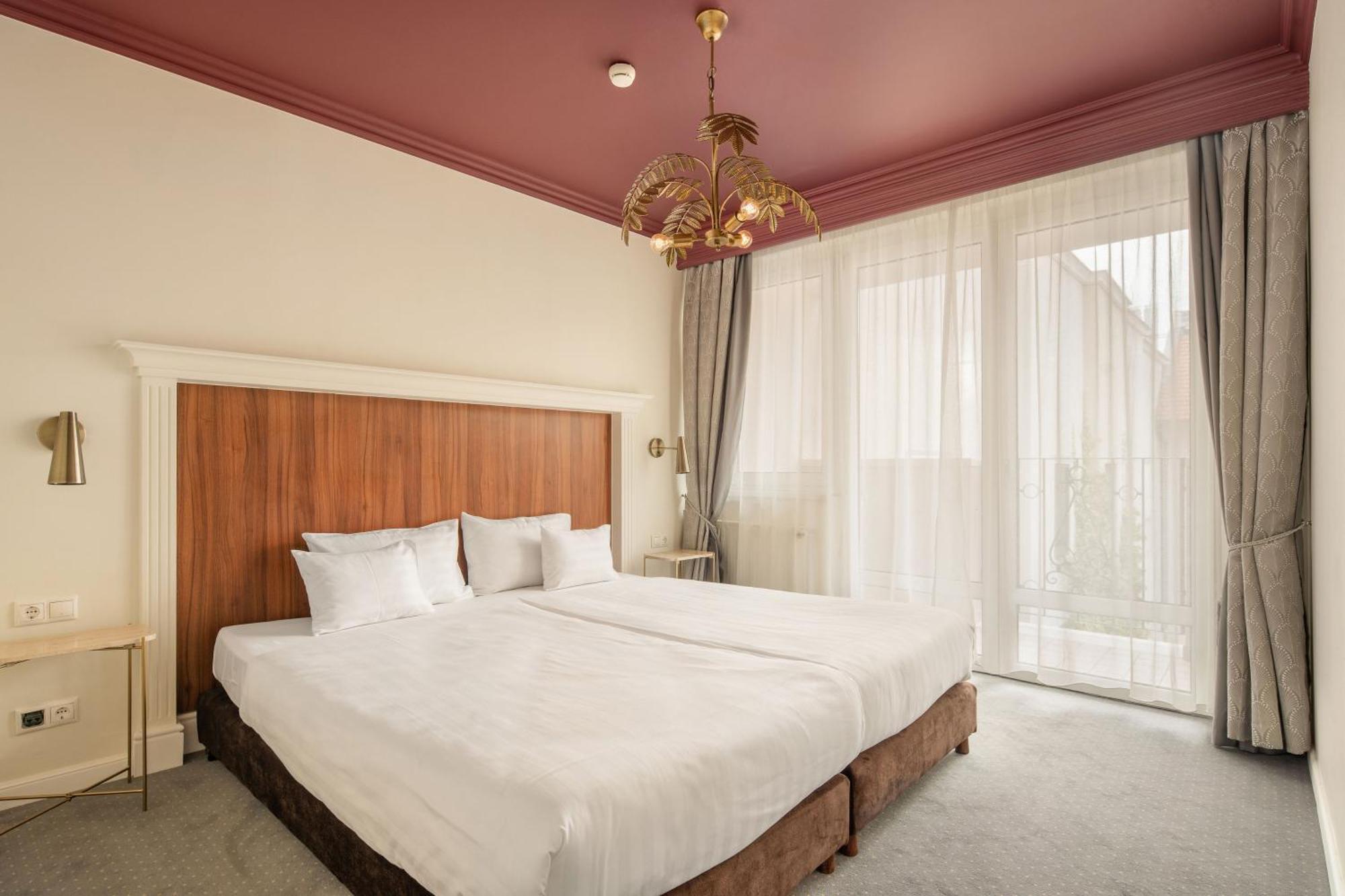 Queen's Court & Hotel 5*