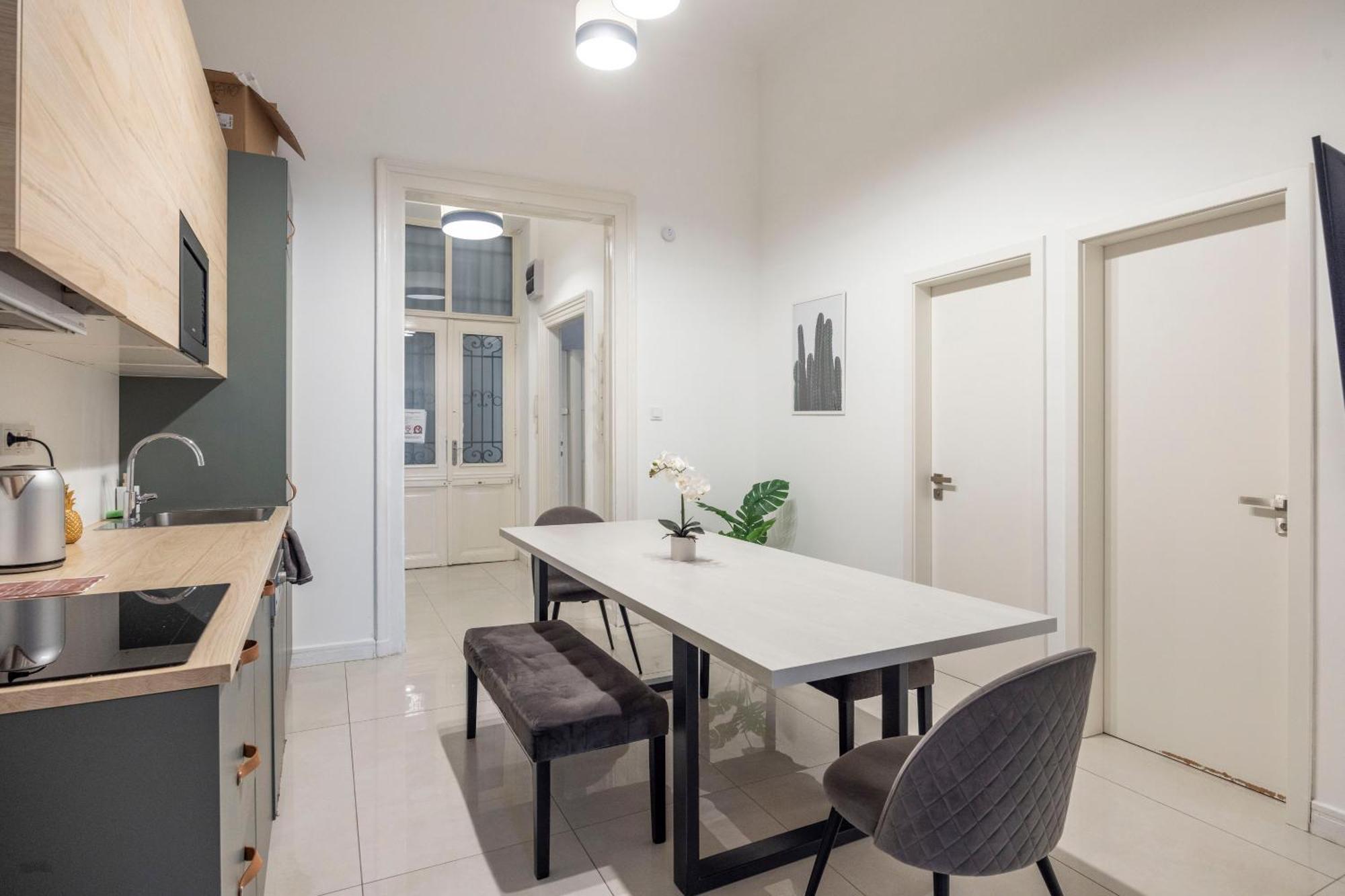 Spacious Cozy With 4bedroom In The Heart Of Bp Apartman